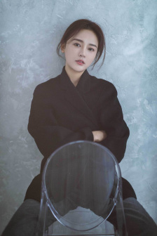 美女跪下吃男人的j8视频